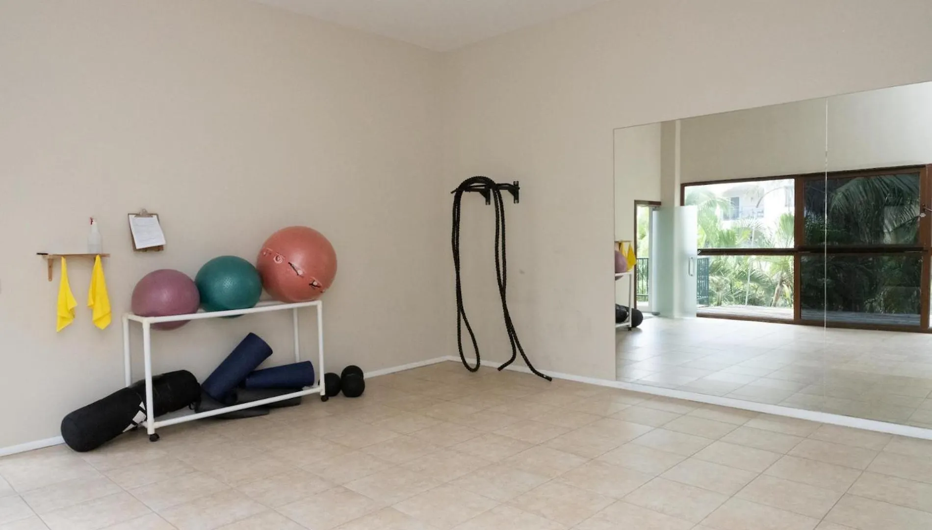 Lägenhet Designers Delight 3 Bedroom W Pool Gym Tennis Courts Cupecoy